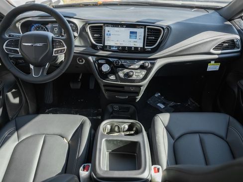 New 2026 Chrysler Pacifica Select image 18