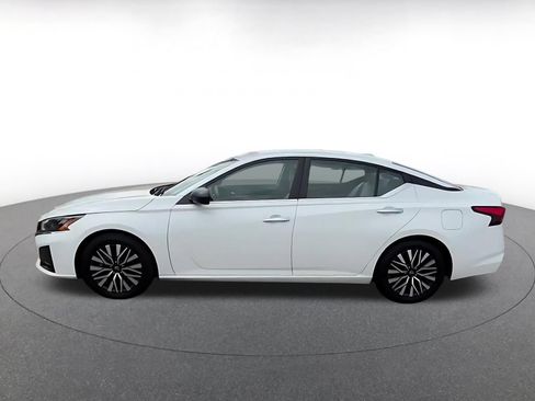 Used 2025 Nissan Altima 2.5 SV FWD image 12