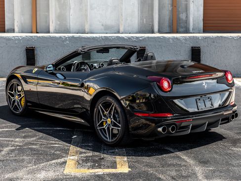 Used 2017 Ferrari California T RWD image 4