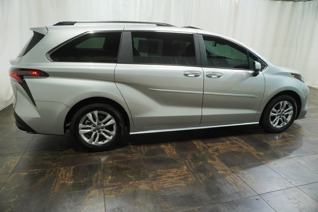 Used 2025 Toyota Sienna XLE w/ XLE Plus Package AWD/4WD image 3