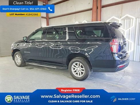 Used 2022 Chevrolet Suburban LT RWD image 3