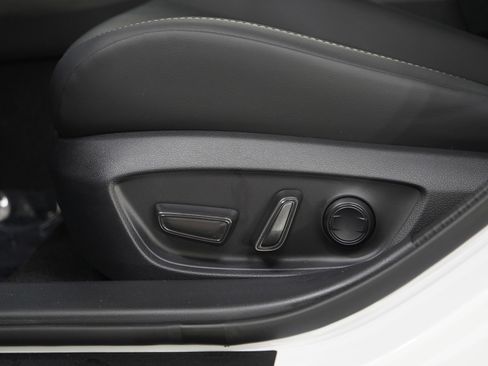 Used 2025 Toyota Prius AWD image 20