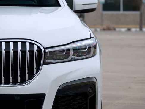 Used 2021 BMW 740i w/ M Sport Package image 28