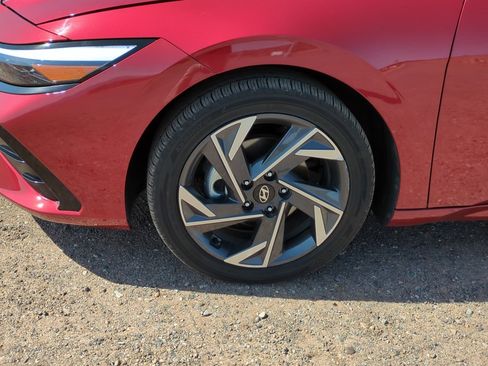 Used 2025 Hyundai Elantra Limited image 10