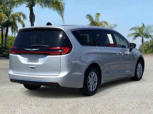 Used 2024 Chrysler Pacifica Touring-L FWD image 5