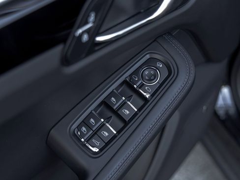Certified 2023 Porsche Macan Turbo AWD/4WD image 23