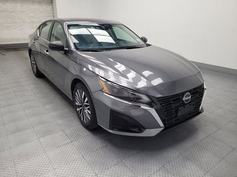 Used 2025 Nissan Altima 2.5 SV FWD image 13