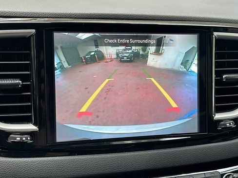 Used 2023 Chrysler Pacifica Touring-L FWD image 26