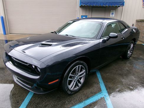 Used 2019 Dodge Challenger SXT image 1