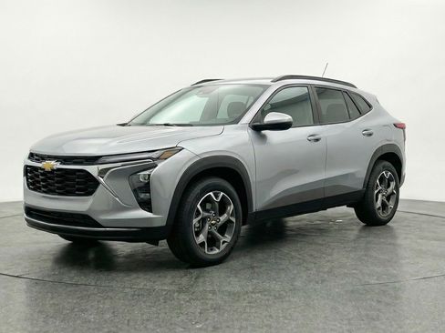 Used 2025 Chevrolet Trax LT FWD image 3