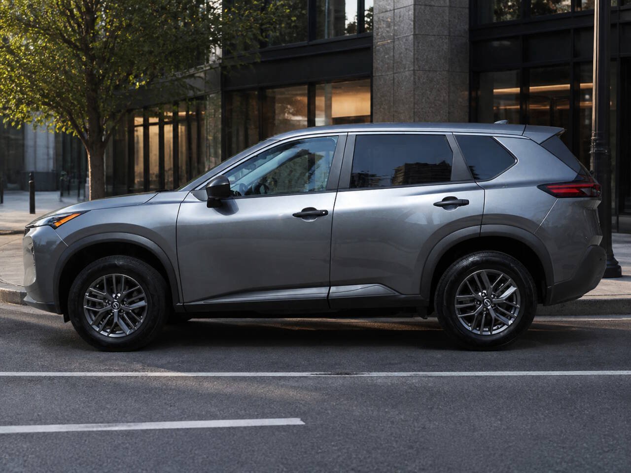 Used 2023 Nissan Rogue S AWD/4WD image 1