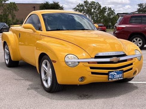 Used 2003 Chevrolet SSR w/ Preferred Equipment Group RWD image 8