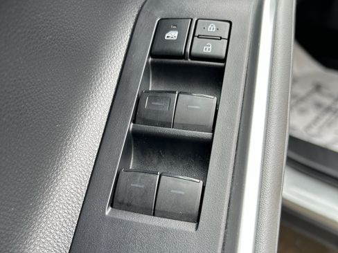 Used 2020 Toyota Highlander XLE AWD/4WD image 16