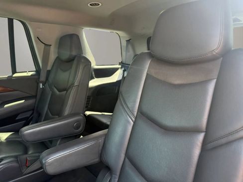 Used 2019 Cadillac Escalade Luxury AWD/4WD image 40