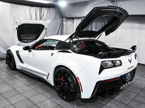 Used 2015 Chevrolet Corvette Z06 w/ 3LZ Preferred Equipment Group image 64