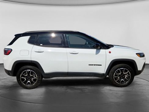 Used 2025 Jeep Compass Trailhawk AWD/4WD image 5