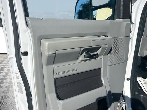 Used 2022 Ford E-350 and Econoline 350 Super Duty image 16