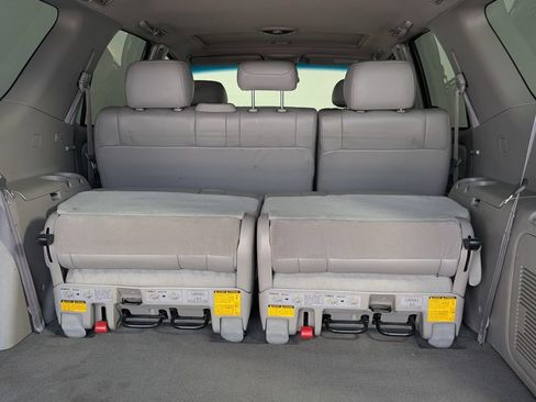 Used 2002 Toyota Sequoia Limited RWD image 22