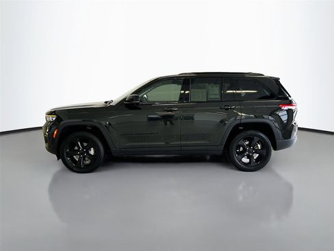 Used 2023 Jeep Grand Cherokee Limited w/ Luxury Tech Group II AWD/4WD image 9