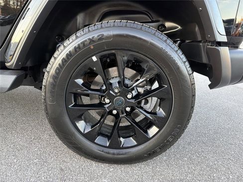 Used 2025 Jeep Wrangler Sahara image 20