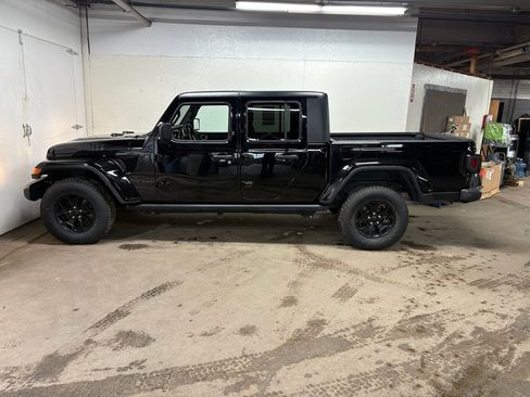 Used 2022 Jeep Gladiator Sport image 6