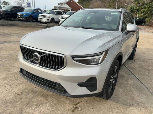 Used 2024 Volvo XC40 B5 Core image 3