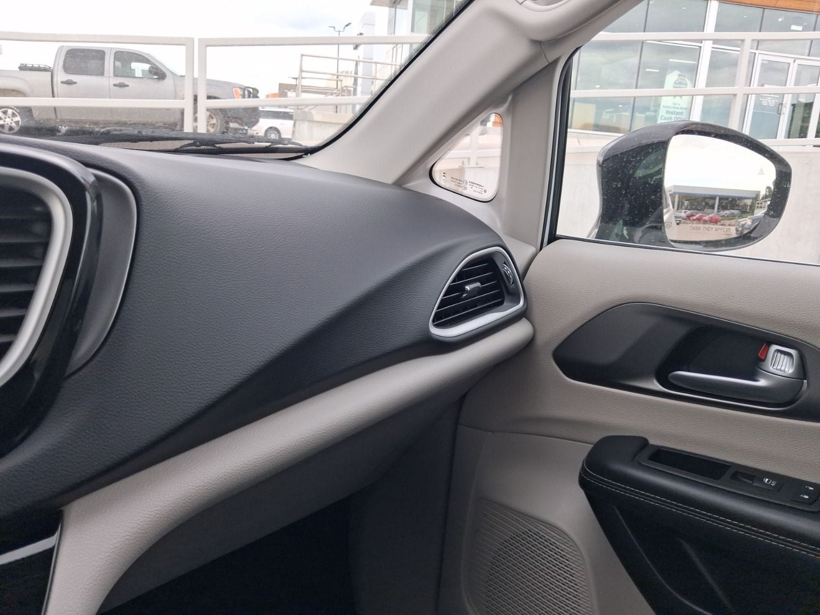 Used 2024 Chrysler Pacifica Touring-L FWD image 23