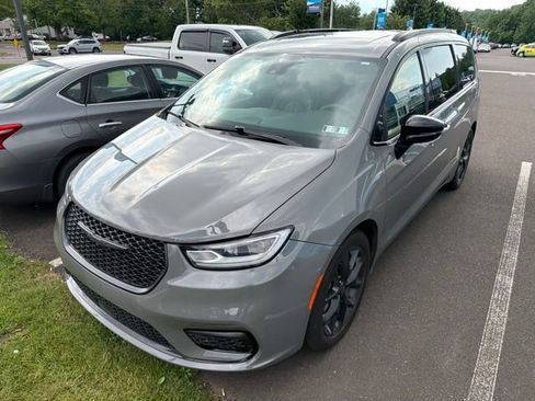 Used 2025 Chrysler Pacifica Limited FWD image 2