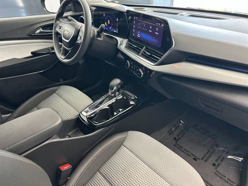 Used 2025 Chevrolet Trax LT FWD image 15