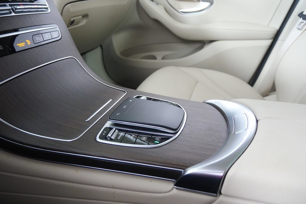 Used 2021 Mercedes-Benz GLC 300 4MATIC image 23