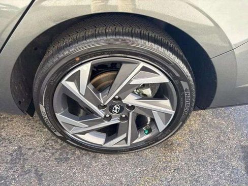 Used 2025 Hyundai Elantra SEL image 12