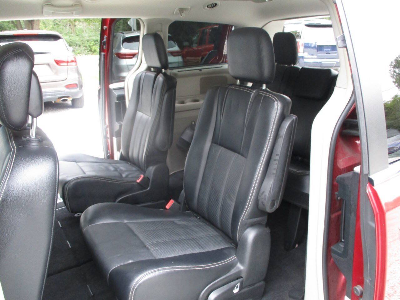 Used 2015 Chrysler Town & Country Touring-L w/ Driver Convenience Group FWD image 26