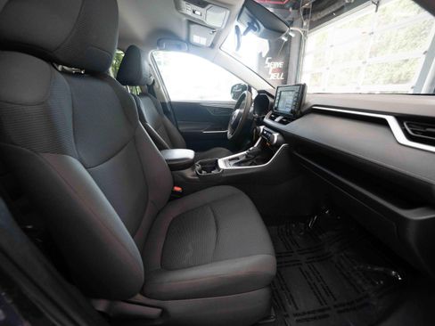 Used 2019 Toyota RAV4 LE w/ Carpet Mat Package FWD image 27