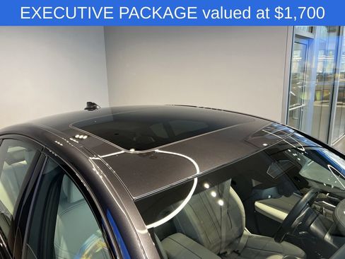 Used 2023 BMW M550i xDrive w/ Dynamic Handling Package image 5