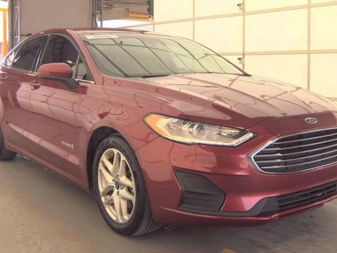 Used 2019 Ford Fusion SE FWD image 2