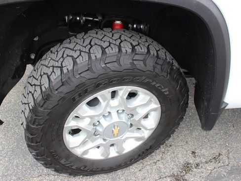 Used 2023 Chevrolet Silverado 2500 LT image 5