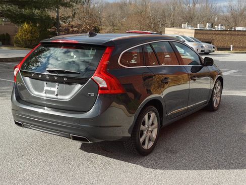 Used 2016 Volvo V60 T5 Premier w/ Convenience Package image 9