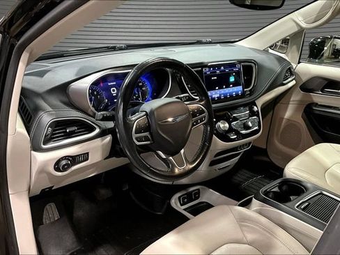 Used 2021 Chrysler Pacifica Touring-L FWD image 17