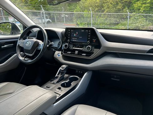 Used 2021 Toyota Highlander XLE image 20