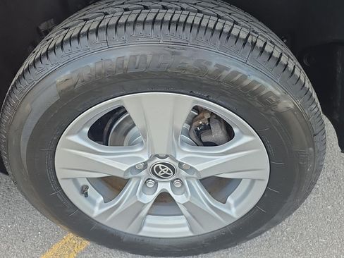 Used 2023 Toyota RAV4 XLE AWD/4WD image 4