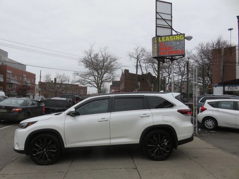Used 2019 Toyota Highlander SE image 7