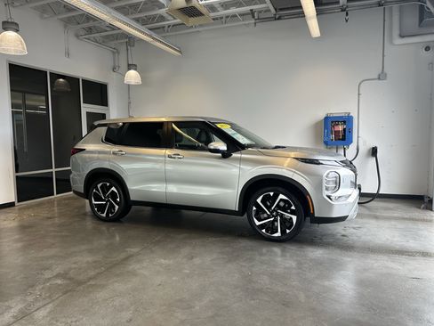 Used 2023 Mitsubishi Outlander SE image 1