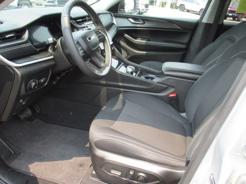 Certified 2023 Jeep Grand Cherokee Laredo X AWD/4WD image 12