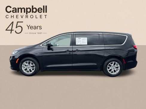 Used 2023 Chrysler Pacifica Touring-L FWD image 2