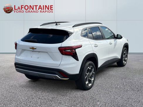 Used 2025 Chevrolet Trax LT w/ LT Convenience Package image 7