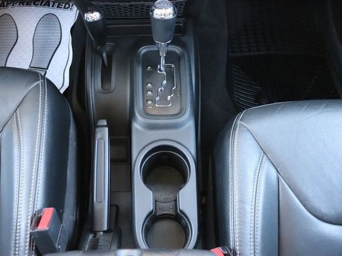 Used 2017 Jeep Wrangler Sahara image 10