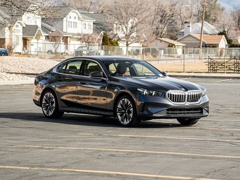 Certified 2025 BMW 530i xDrive w/ Premium Package image 3