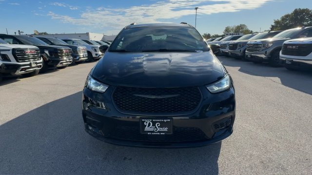 Used 2025 Chrysler Pacifica Limited FWD image 4