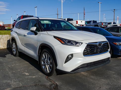 Used 2023 Toyota Highlander Limited image 2