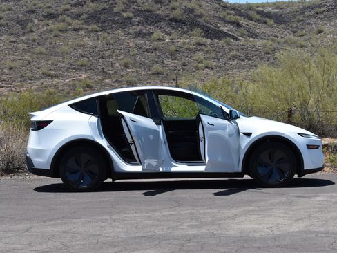 Used 2026 Tesla Model Y 2WD image 5